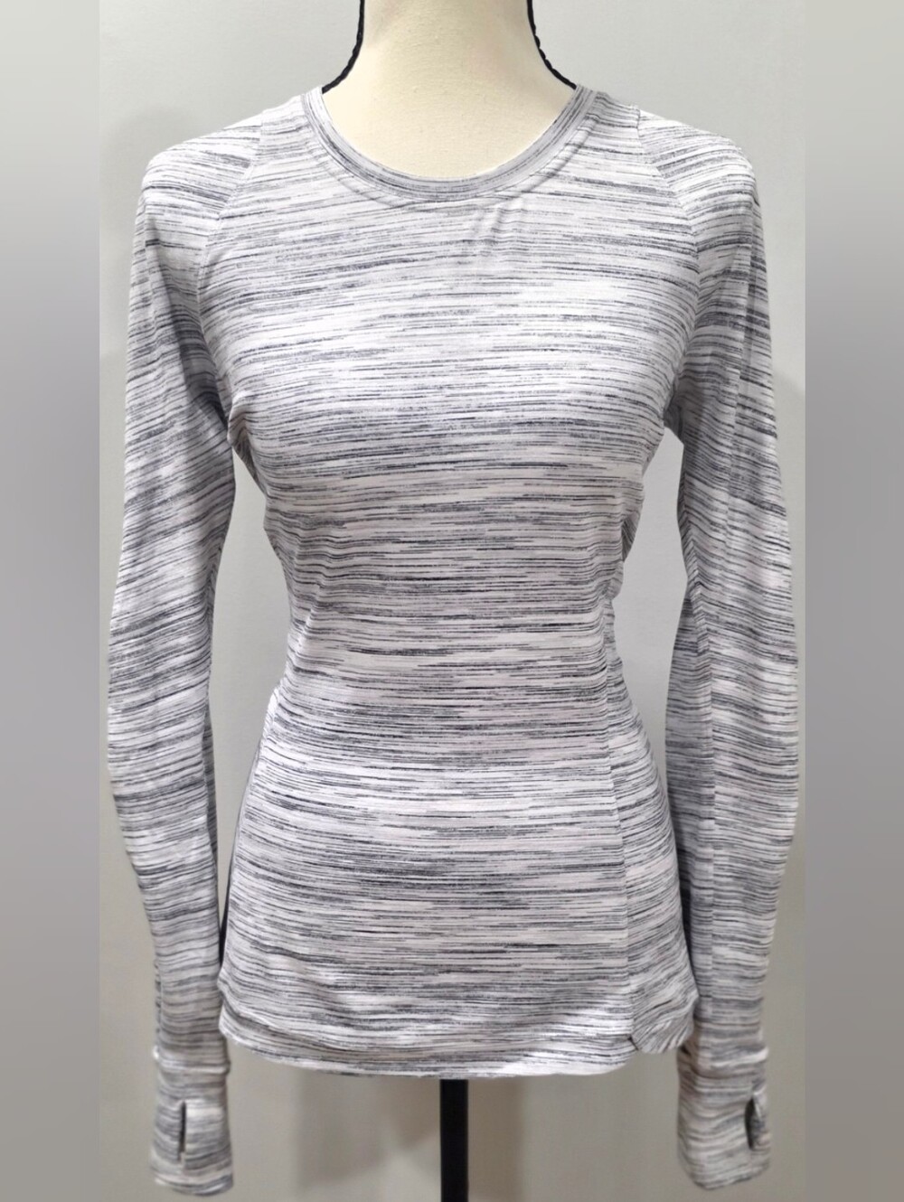 Lululemon Runderful Long Sleeve • Women's 8 • Heathered Grey/White • Thumbholes